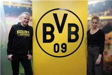 BVB-Abteilungsleiter Handball Andreas Heiermann hat am Dienstagmittag Mia Zschocke (r.) als Neuzugang für die kommende Spielzeit vorgestellt.