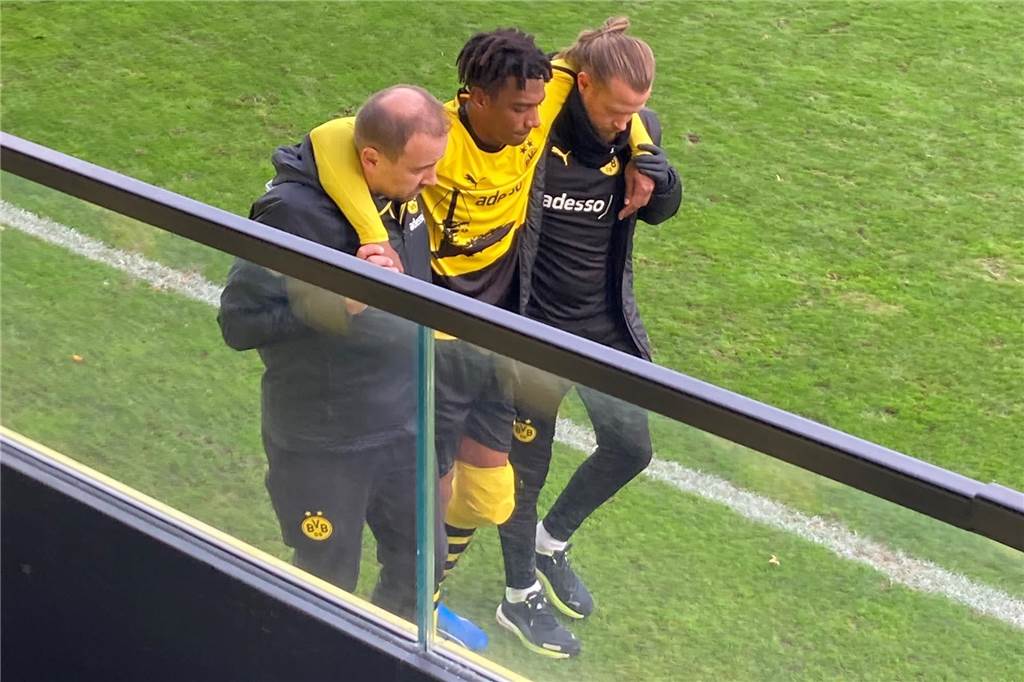 Filippo Mane humpelt vom Rasen.