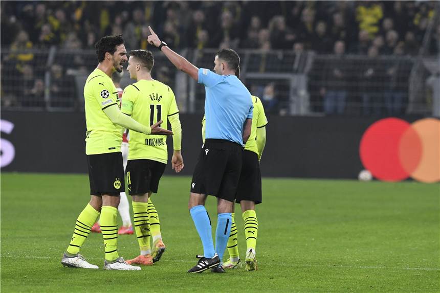 BVB-Podcast: Von strittigen Platzverweisen und singenden Feuerwehrmännern BVB-Abwehrchef Mats Hummels fliegt vom Platz.