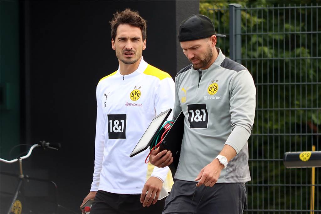Exklusive BVB-Bilder: Bellingham und Delaney zurück - Hummels „im Plan“ BVB-Abwehrchef Mats Hummels (l.) setzte seine Reha am Montag unter Anleitung von Athletik-Trainer Mathias Kolodziej fort.