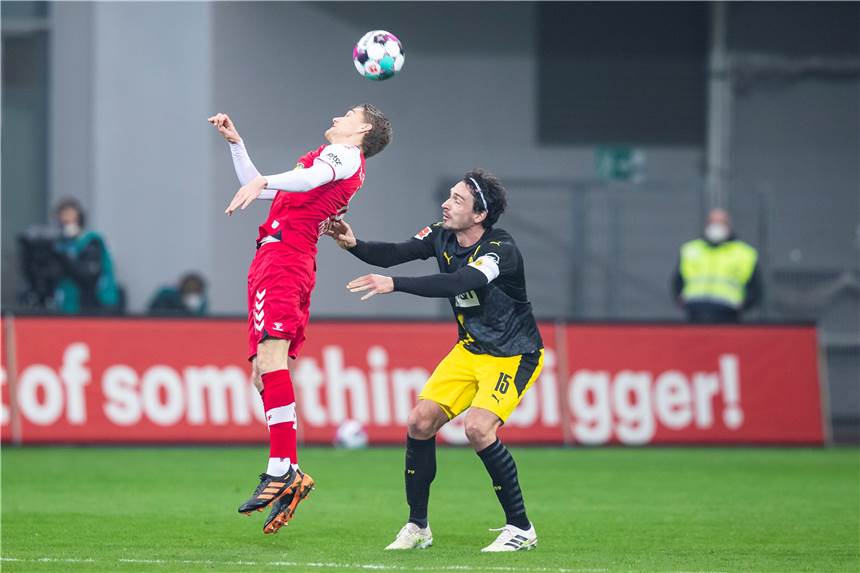 BVB-Pleite in Freiburg: Hummels und Can hadern - jedoch nicht mit der Leistung BVB-Abwehrchef Mats Hummels (r.) im Zweikampf.