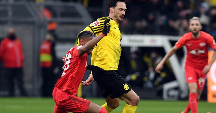 BVB-Abwehrchef Hummels: „Weiß nicht, ob ich den Hühnerhaufen-Vergleich anstreben soll“ BVB-Abwehrchef Mats Hummels im Zweikampf.