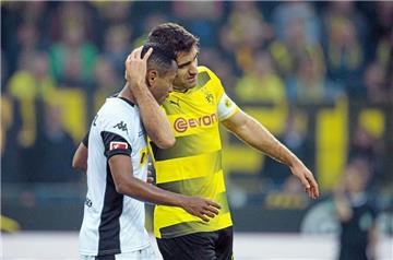 BVB-Abwehrchef Sokratis, der hier nach dem 6:1 den Gladbacher Raffael tröstet, glaubt an die Chance für seine Borussia, den Titelkampf in der Bundesliga spannend gestalten zu können.
