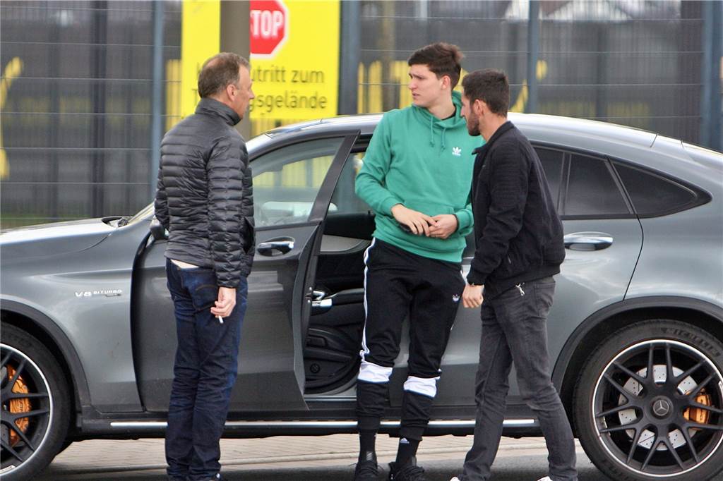 Bundesliga-Stopp wegen Coronavirus: So lief der Samstag bei den BVB-Profis BVB-Abwehrspieler Leonardo Balerdi (M.) sammelt Vater Flavio und einen Kumpel ein.