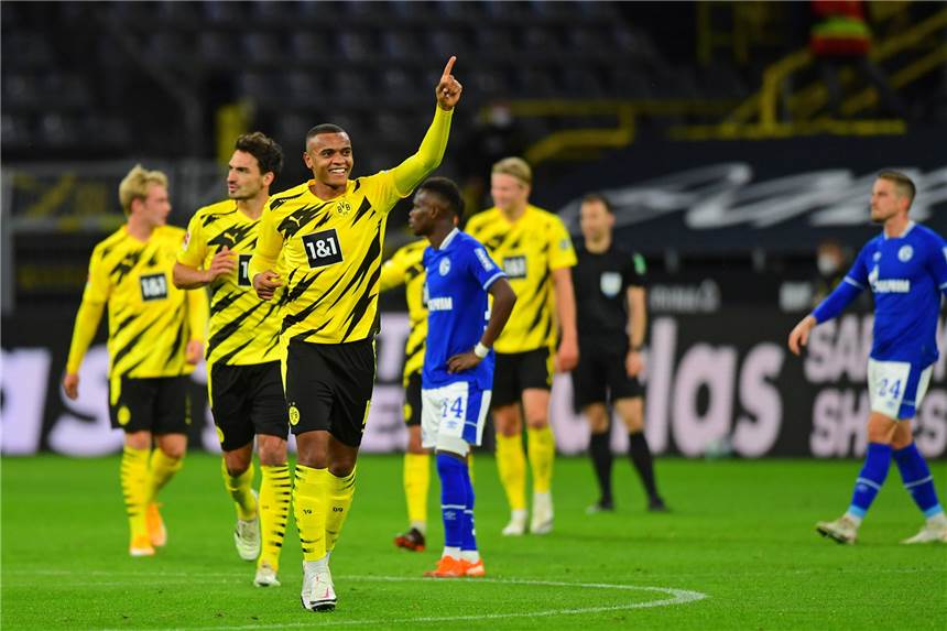 Akanji löst den Knoten - BVB spielt mit Schalke Katz und Maus BVB-Abwehrspieler Manuel Akanji bejubelt seinen Derby-Treffer zum 1:0.