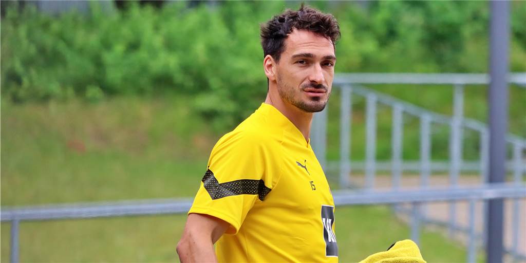 Kleiner Kader, große Aufgaben: BVB-Profis mit Frühstart bei der Leistungsdiagnostik BVB-Abwehspieler Mats Hummels auf dem Weg zur Leistungsdiagnostik.