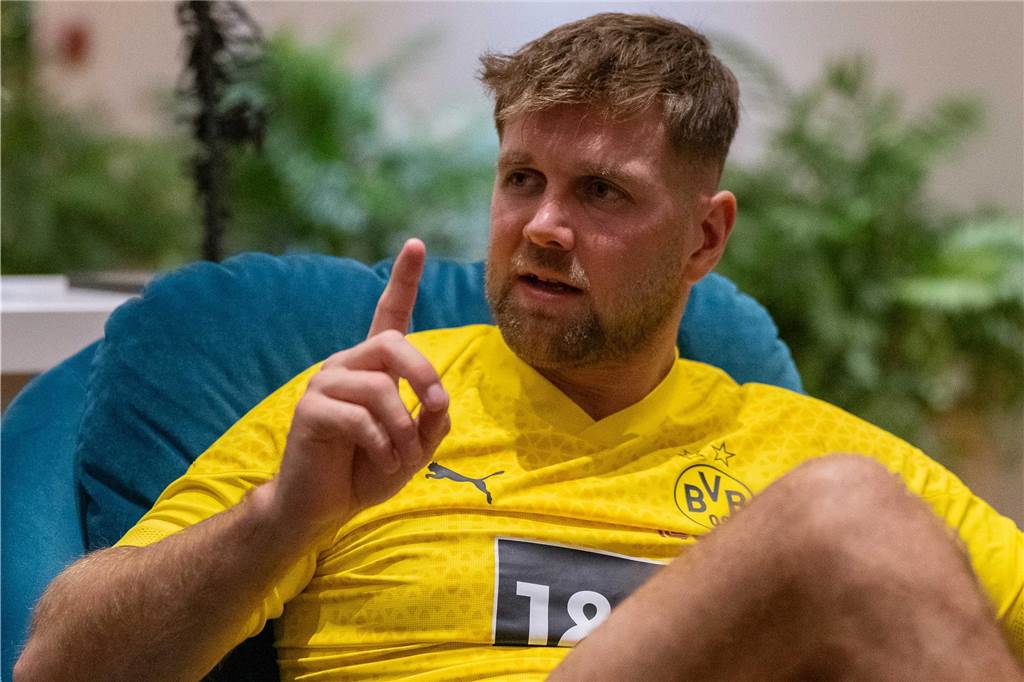 BVB-Torjäger Niclas Füllkrug im exklusiven Interview: „Dann brennt die Hütte“ Niclas Füllkrug hebt seinen Zeigefinger.