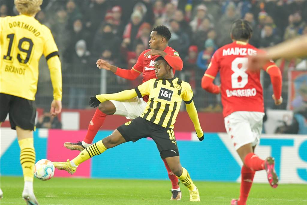 Der BVB hat sein Dispolimit erreicht: Terzic weiter an allen Fronten gefordert Youssoufa Moukoko im Zweikampf.