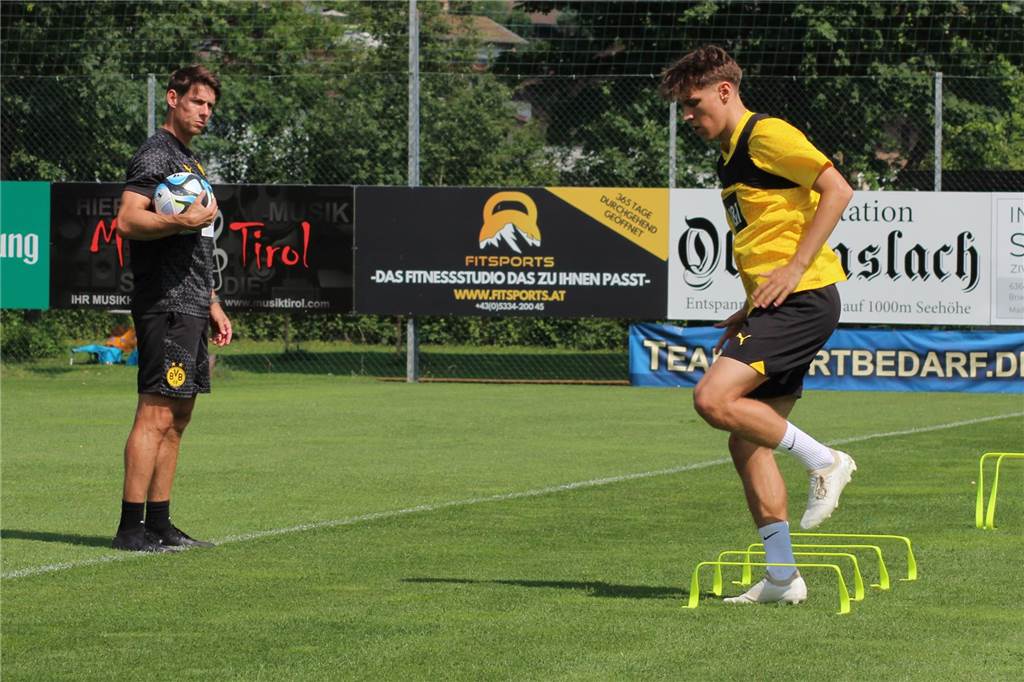 BVB-U23 in Kirchberg – Neuzugang tritt kürzer: Probespieler mit prominentem Namen Julian Hettwer läuft über kleine Hindernisse.
