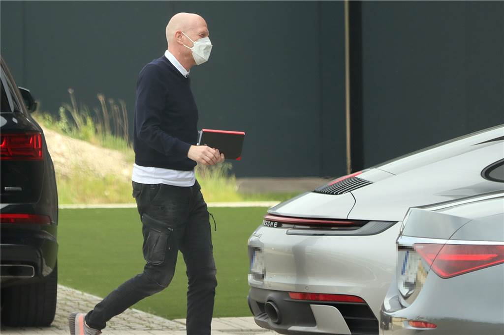 Paukenschlag bei Borussia Dortmund: Rose entlassen - Terzic nun Favorit BVB-Berater Matthias Sammer auf dem Weg zur Saisonanalyse am Donnerstagmittag in Brackel.
