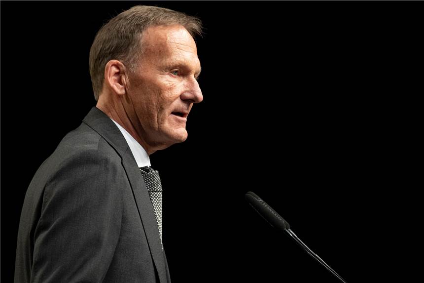 BVB-Boss Watzke fordert Demut - und kündigt Gespräch mit Götze an BVB-Boss Hans-Joachim Watzke hofft auf eine zeitnahe Fortsetzung der Bundesliga.