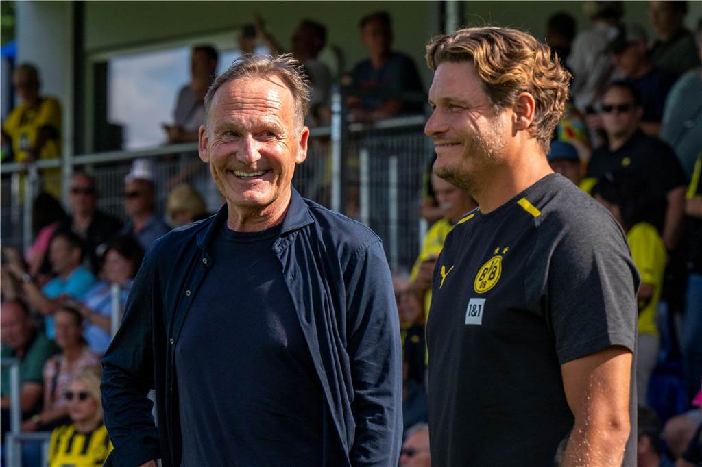 BVB-Trainer Edin Terzic: Mit Fleiß und Konsequenz gegen Misstöne Edin Terzic und Hans-Joachim Watzke lachen.