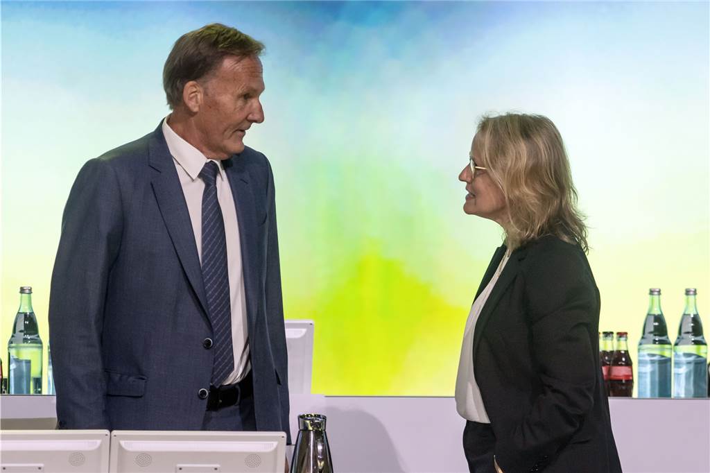 Energiekrise trifft die Bundesliga: Diese Einsparungsziele verfolgt der BVB BVB-Boss Hans-Joachim Watzke im Gespräch mit DFL-Geschäftsführerin Donata Hopfen.