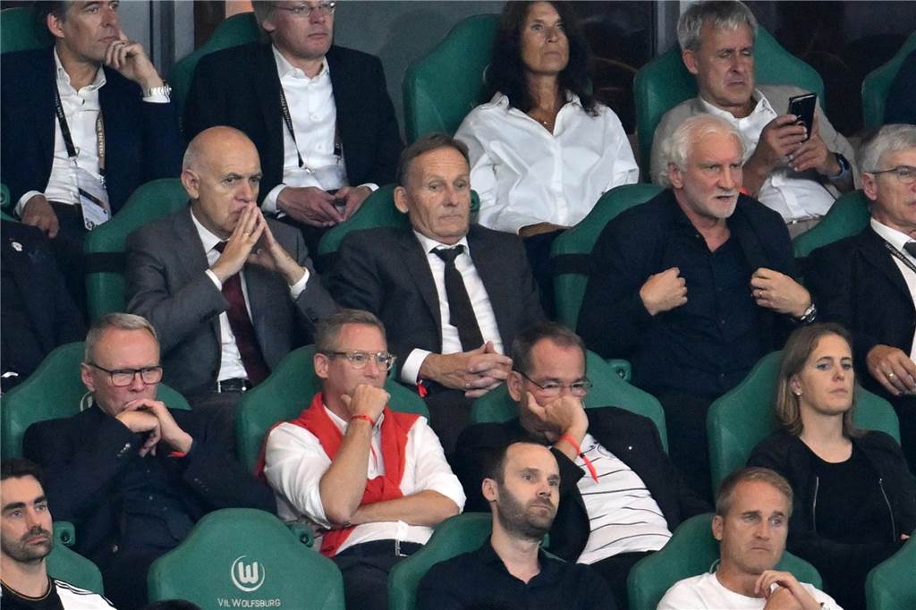 DFB-Trainer Flick nach Japan-Desaster vor dem Aus: Schlotterbeck-Experiment geht komplett schief Hans-Joachim Watzke Trainer auf der Tribüne-