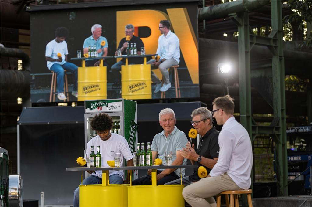 Armin Reutershahn sitzt auf einem Podium.