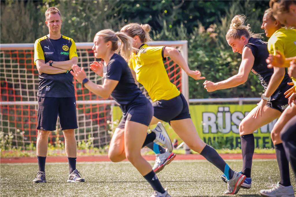 Der Deutsche Meister absolviert seine harte Vorbereitung: BVB-Handballerinnen quälen sich BVB-Coach André Fuhr beobachtet das intensive körperliche Training seiner Spielerinnen.