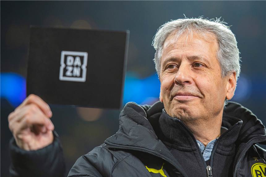 Neue BVB-Serie: Streamingdienst DAZN zeigt exklusive Inhalte BVB-Coach Lucien Favre hält eine DAZN-Moderationskarte in die Luft.