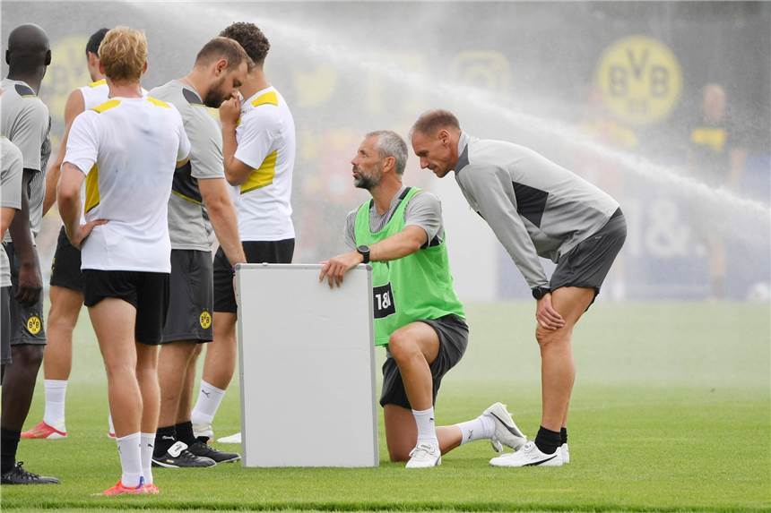 BVB-Coach Marco Rose begrüßt weiteren Rückkehrer in Dortmund BVB-Coach Marco Rose (am Boden) kann einen weiteren Rückkehrer in Dortmund begrüßen.