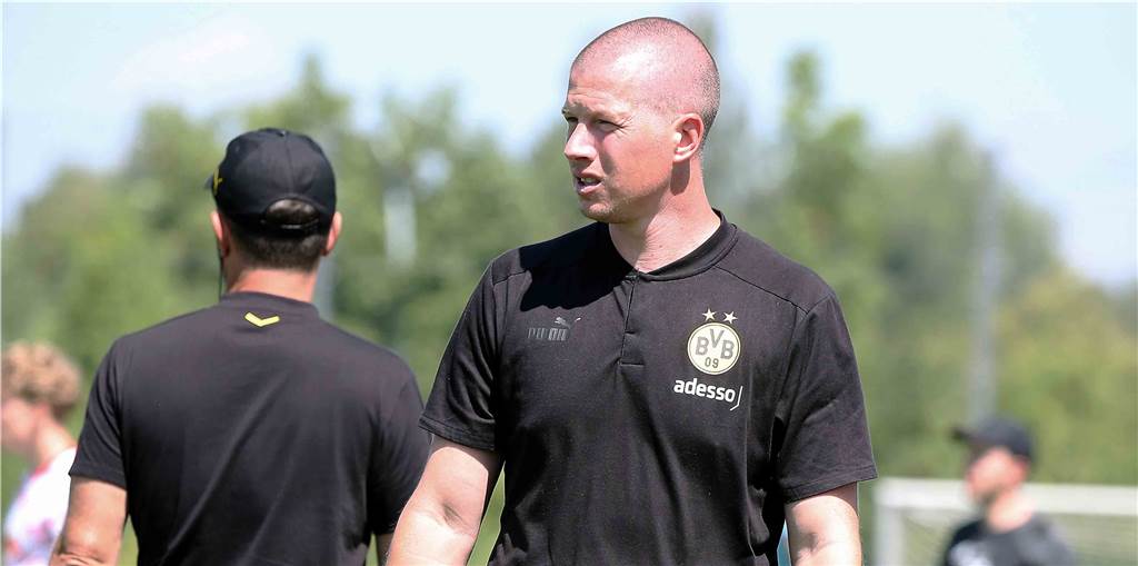 Ungewohnter Auftritt von BVB-U19-Trainer Mike Tullberg – U17-Spieler wird Torschützenkönig BVB-Coach Mike Tullberg blickt auf das Spielfeld.