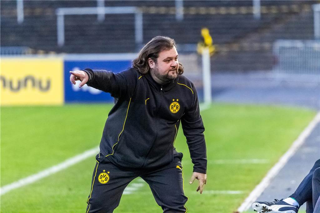 BVB-Frauen wollen erneut HSM-Titel verteidigen: Thomas Sulewski zeigt mit dem Finger.