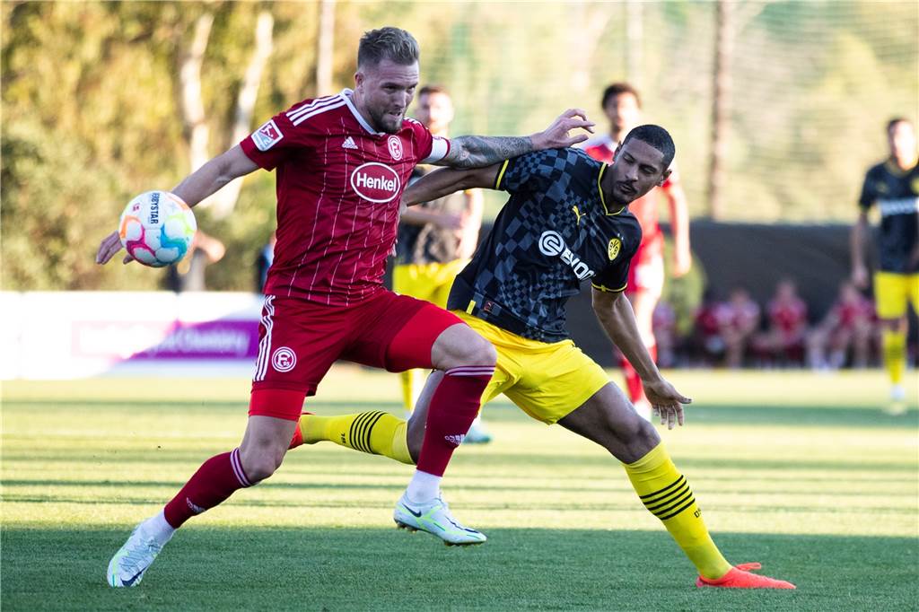 Sebastien Haller im Zweikampf mit Andre Hoffmann.