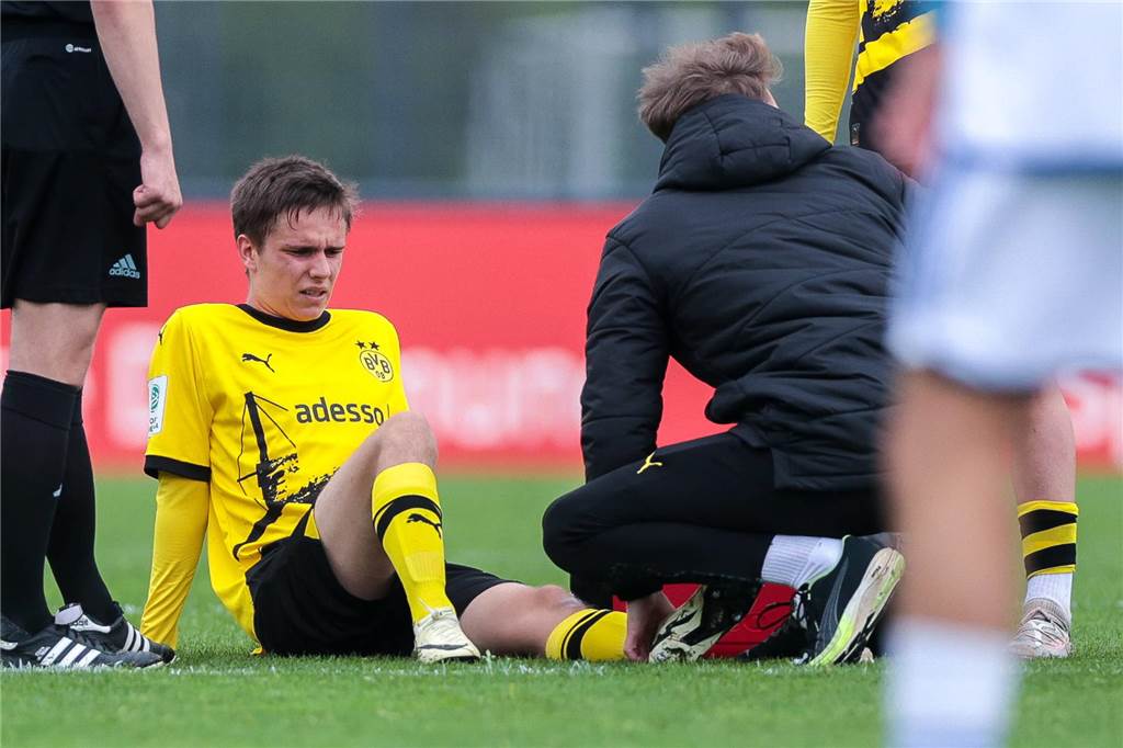 BVB-U19 holt Derbysieg und versetzt Schalke den K.o.: Dortmund im Halbfinale gegen Hertha BSC Jaden Korzynietz muss behandelt werden.
