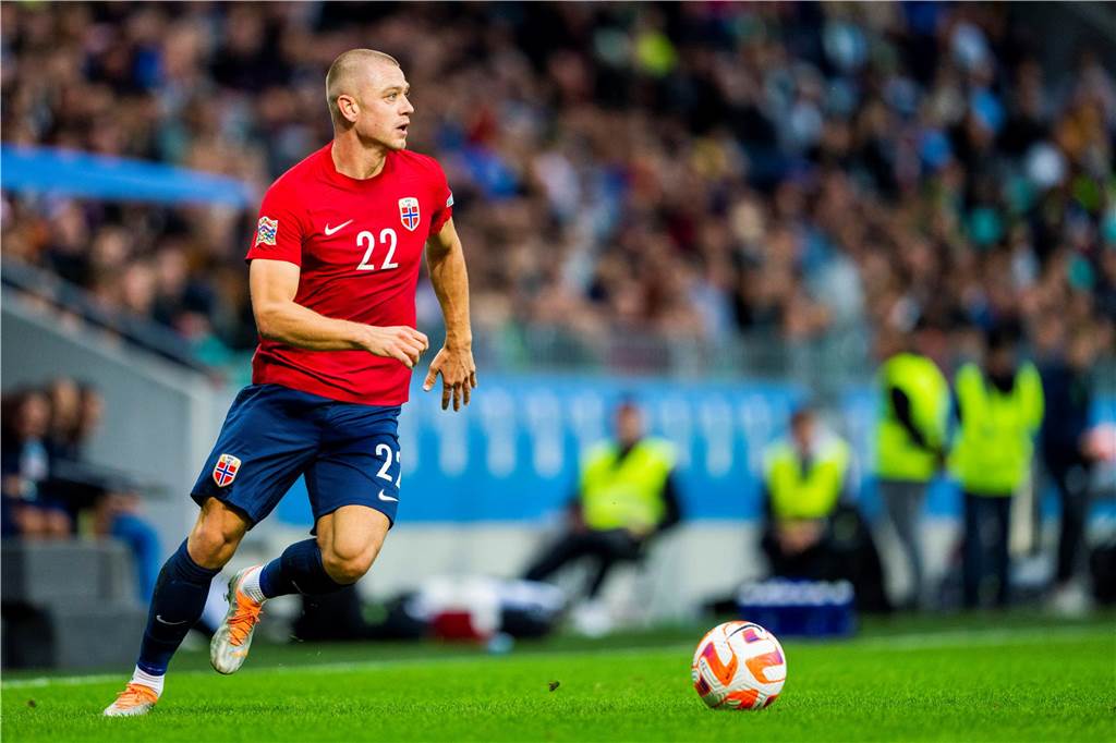 Zahlreiche BVB-Spieler reisen zu ihren Nationalteams: Alle Begegnungen und Termine Julian Ryerson läuft mit dem Ball.