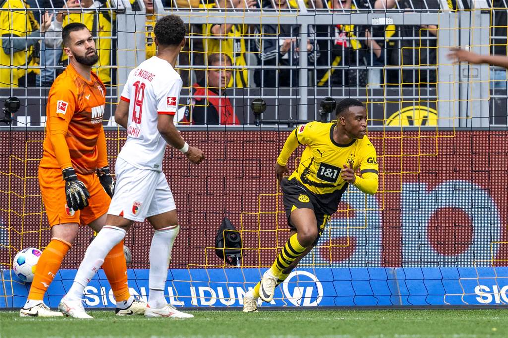 Youssoufa Moukoko jubelt.