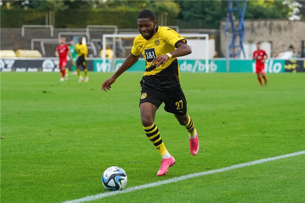BVB-Sorgen um Paul Besong: U23-Torjäger verletzt sich beim 2:2 in Bielefeld Rodney Elongo-Yombo läuft mit dem Ball.