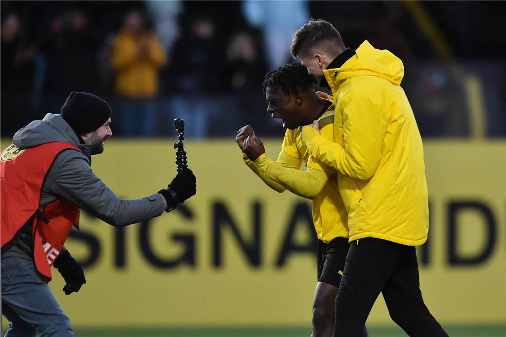 Bamba führt BVB-U19 ins Viertelfinale: „Das anstrengendste Spiel, das ich je gemacht habe“ Samuel Bamba jubelt in eine Handykamera.