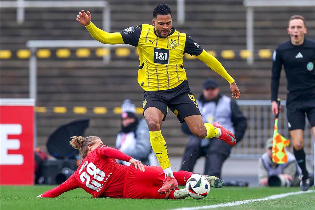Talent-Entwicklung, Durchlässigkeit, Perspektive Almugera Kabar führt einen Zweikampf um den Ball.