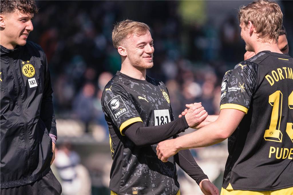 BVB-U23 lässt mehr als ein Dutzend Spieler ziehen: Diese Abgänge stehen fest Dennis Lütke-Frie klatscht mit Bjarne Pudel ab.