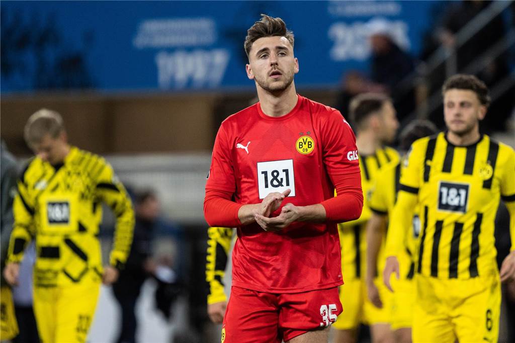 Mangelhafte Chancenverwertung wird BVB-U23 zum Verhängnis: Verdientes 1:2 gegen Verl Marcel Lotka geht enttäuscht über den Rasen.