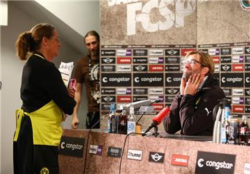BVB-Fan Erika macht Trainer Jürgen Klopp sprachlos.