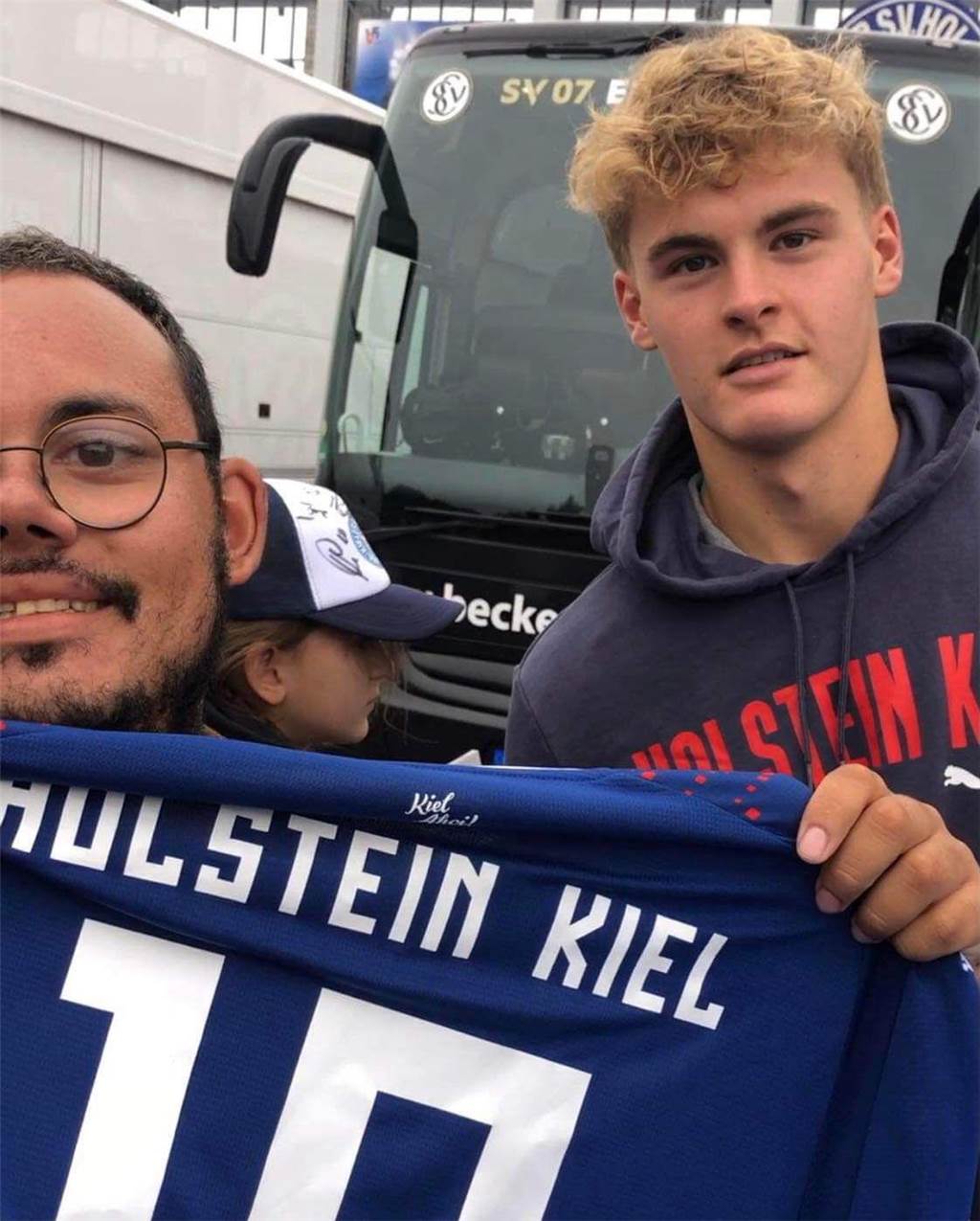 Kiel-Profi Tom Rothe im Exklusiv-Interview:: „Ich will zurück zum BVB und dort angreifen!“ BVB-Fan Malik Harms hält das Trikot von Tom Rothe.