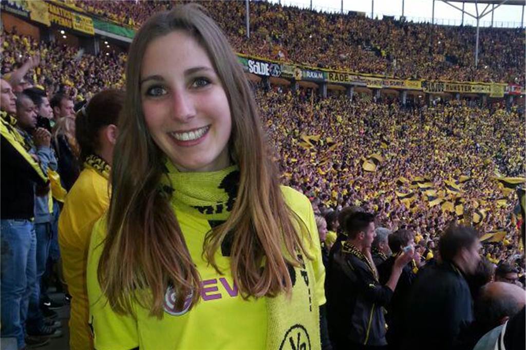 BVB-Fan Mercedes Wüstefeld hat seit vielen Jahren eine Dauerkarte für die Südtribüne - und ist auch mal auswärts, wie hier beim Pokalfinale in Berlin, mit dabei.
