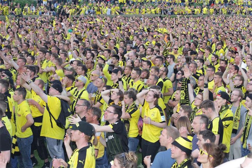 BVB organisiert Public Viewing in der Arena Berlin BVB-Fans können auch in diesem Jahr wieder, so wie hier 2016 im Berliner Sommergarten, beim Public Viewing gemeinsam das Pokalfinale in der Hauptstadt verfolgen. Dieses Mal steigt das Rudelgucken in der Arena Berlin.