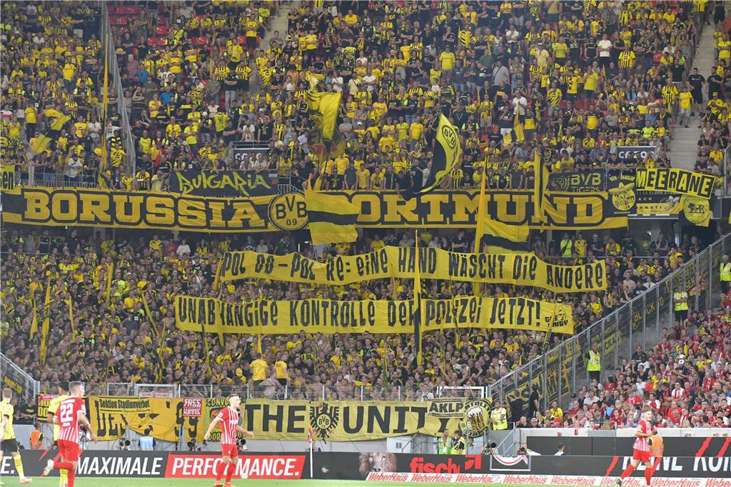 Banner der BVB-Fans gegen Strukturen bei der Polizei. 
