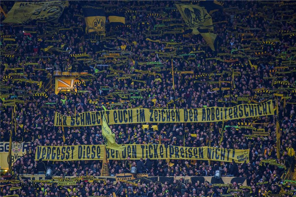 BVB erhöht Dauerkarten-Preise: Mehrkosten werden nur zum Teil auf Tickets umgelegt BVB-Fans halten ein Spruchband hoch.