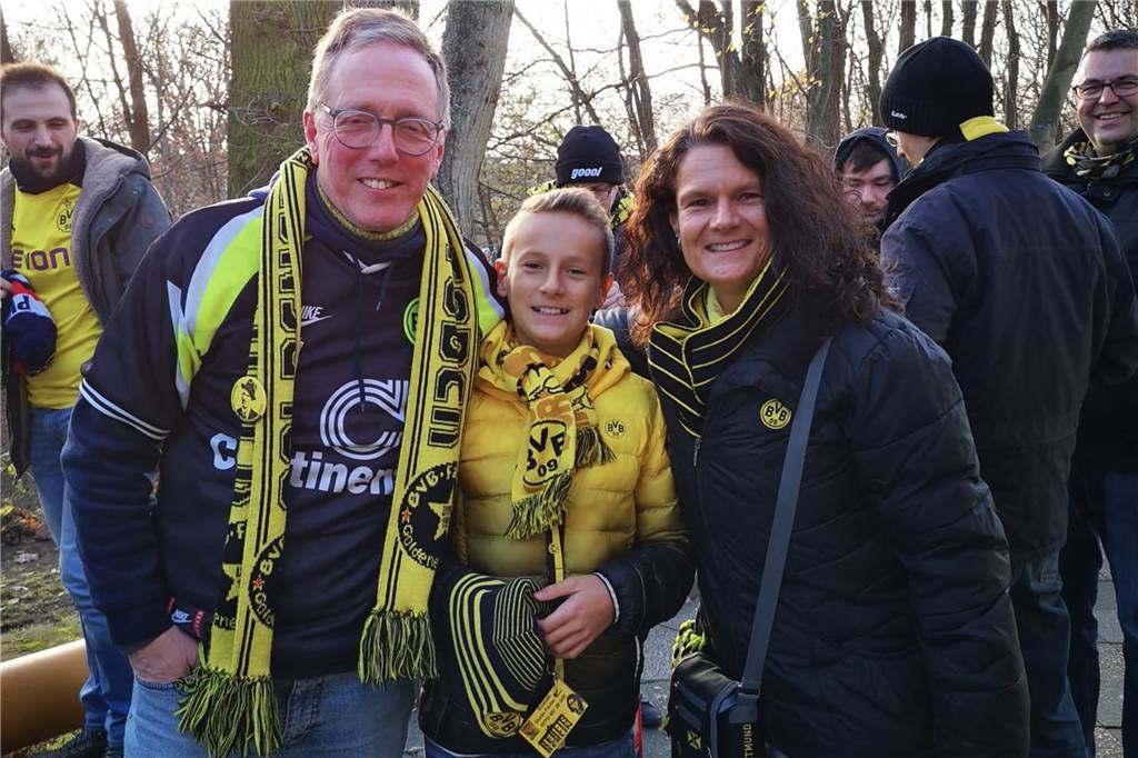 BVB-Fans unter sicher: Wolfgang Rustemeier (l.) mit Borussin Dunja Fischer und deren Sohn Lucas.