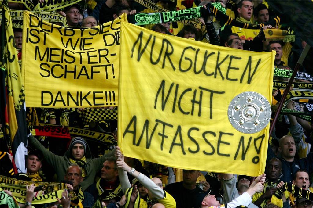 Ex-BVB-Torjäger Smolarek trifft und der Signal Iduna Park rastet aus: Florian Kringe über ein BVB-Fans halten Doppelhalter in die Luft.