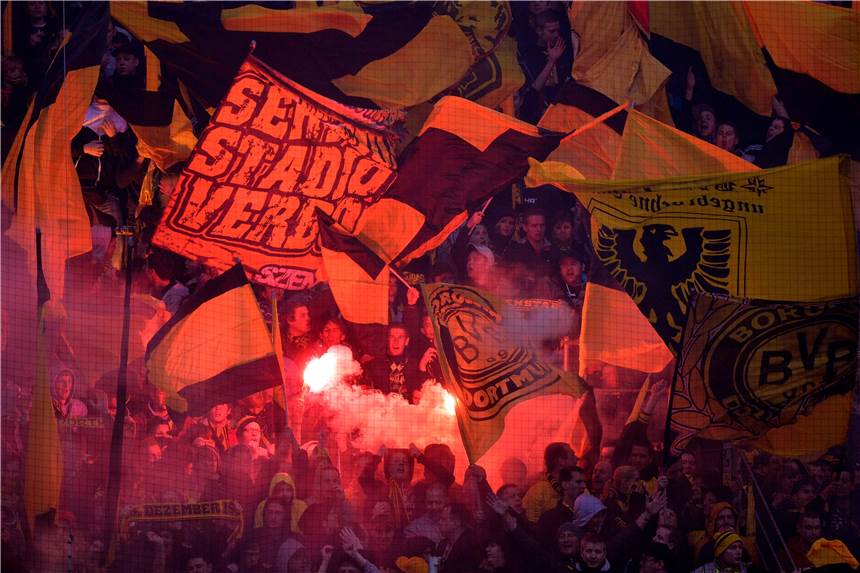 BVB-Ultras kündigen Rückkehr ins Stadion an – aber nicht auf die Südtribüne BVB-Fans zünden Pyro auf der Südtribüne.