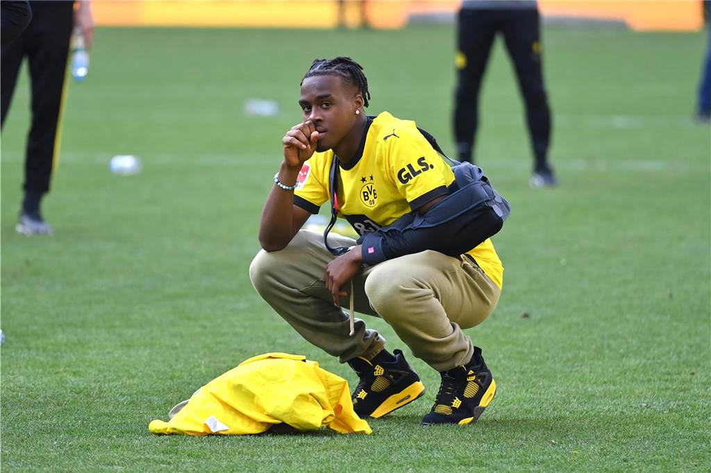 BVB-Verletzungsanfälligkeit bleibt ein Problem: Woher kommen die vielen Ausfallzeiten? Jamie Bynoe-Gittens hält sich die Hand vors Gesicht.