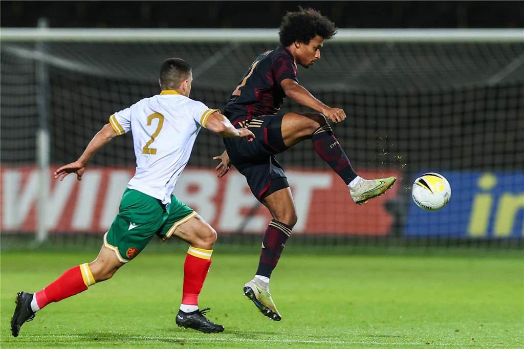 BVB-Stürmer Youssoufa Moukoko nach Hattrick bei der U21: „Ich weiß, wo das Tor steht“ Karim Adeyemi spielt den Ball.