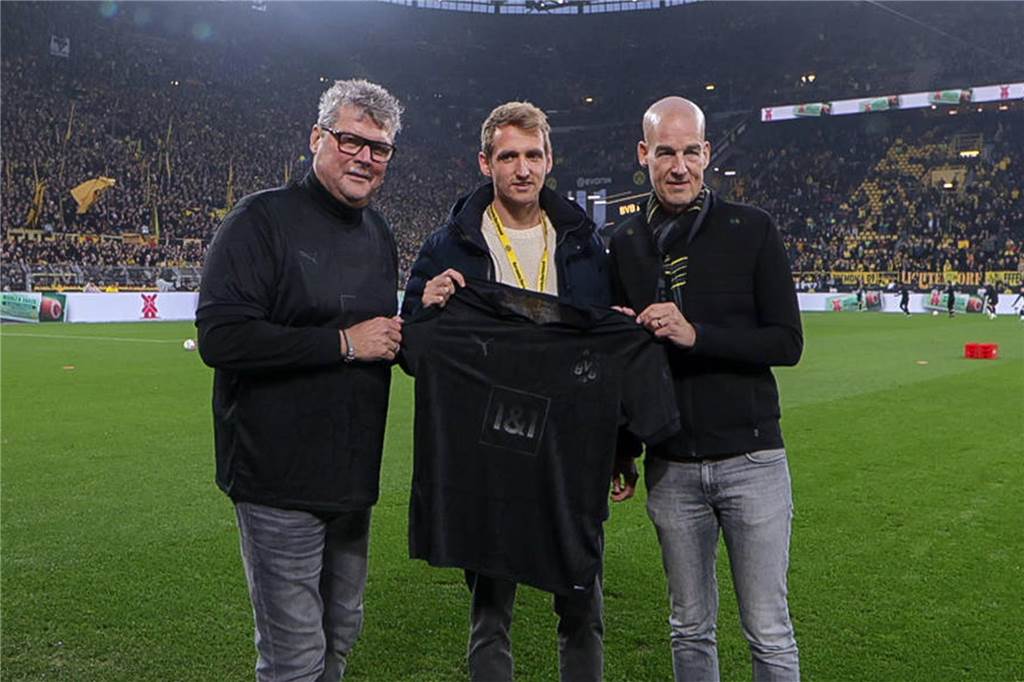 BVB-Geschäftsführer Carsten Cramer zu den Sondertrikots: „Das ist schlicht überragend“ BVB-Geschäftsführer Carsten Cramer (r.) stellt zusammen mit Norbert Dickel (l.) das BVB-Sondertrikot „Kohle und Stahl“ vor.