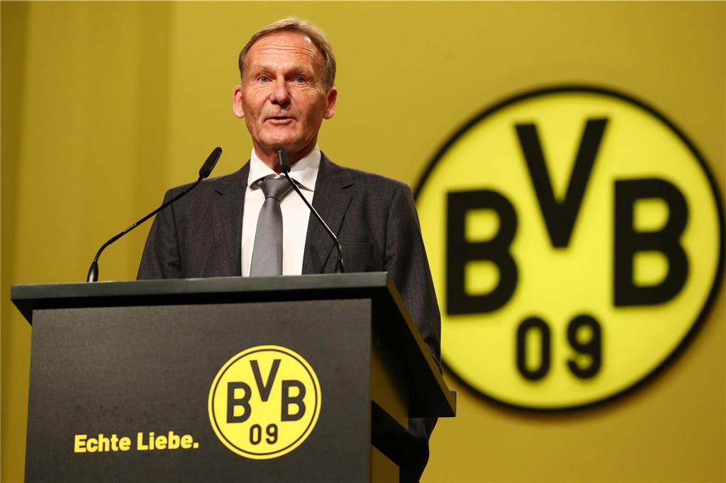 Hans-Joachim Watzke hält eine Rede.