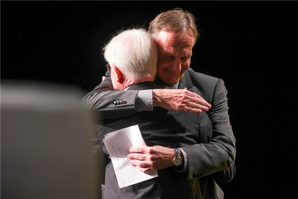 BVB-Präsident Dr. Reinhard Rauball nimmt seinen Hut: Bodenständig, humorvoll und souverän Hans-Joachim Watzke umarmt Dr. Reinhard Rauball.
