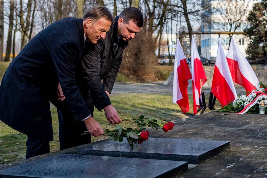 BVB und Daniel Lörcher kämpfen gegen Diskriminierung: „Leute haben ein gehöriges Problem“ BVB-Geschäftsführer Hans-Joachim Watzke (l.) und Daniel Lörcher (Abteilungsleiter Corporate Responsibility) gedenken der Opfer des Holocaust in Monowitz.
