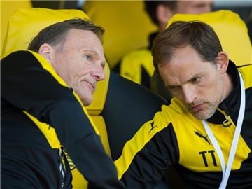 BVB-Geschäftsführer Hans-Joachim Watzke (l) und Trainer Thomas Tuchel haben sich nicht mehr viel zu sagen. Foto: Guido Kirchner