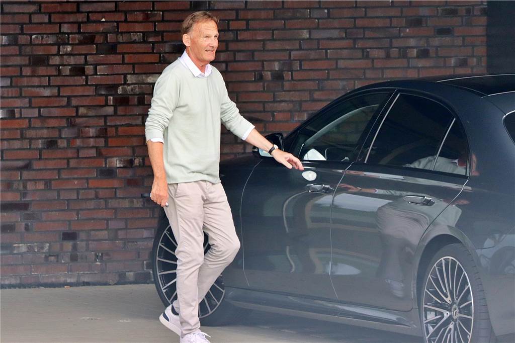Hans-Joachim Watzke steigt sein Auto.